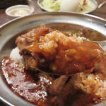 アフター ザ レイン - カレーは豚骨ベースだそうです。 『ふつう』はあまり辛くなく、むしろ甘味をしっかり感じる日本人好みのマイルドカレーです。