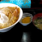 お食事処 宅味 - ミックス丼600円。