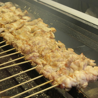 Our proud Yakitori (grilled chicken skewers) with many repeat customers! We also have a lightly grilled rare platter♪