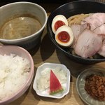 いかれたヌードル フィッシュトンズ - 特製の300gと肉味噌丼用にライス頼む( ≧ᗜ≦)੭ु⁾⁾