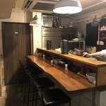 いかれたヌードル フィッシュトンズ - カウンターも椅子の高さが良い♪