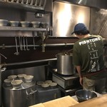 いかれたヌードル フィッシュトンズ - 店長の後ろ姿激写！笑