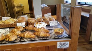 椿ベーカリー - 店内には美味しそうなパンがたくさん