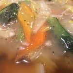 らぁめん 龍江 - 「タン麺（醤油味）」「大盛」接写。スープの味わいは、中華スープベースで、鶏ガラスープに具材の旨味が程良く溶け込み、片栗粉のとろみと合わさって、何とも懐かしい「湯麺」の味わいだ。