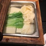祇園うえもり - 湯豆腐⭐︎いっちょ〜う！
            with湯葉と水菜。
            ポン酢も一緒にあっためれんだよ♪！
            でもその下に豆腐隠れて行っちゃうから
            気をつけね（笑）！