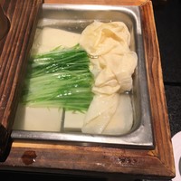 祇園うえもり - 湯豆腐⭐︎いっちょ〜う！
                with湯葉と水菜。
                ポン酢も一緒にあっためれんだよ♪！
                でもその下に豆腐隠れて行っちゃうから
                気をつけね（笑）！
