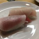 龍文 - マグロと鰤の握り。千枚漬けが乗っています。
とても相性が良く美味しい。