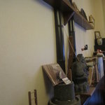 ふくや - 店内の壁際には懐かしいオブジェも！