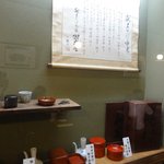 献上そば 羽根屋 - 店内の食器展示物