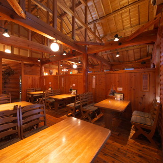 ★広くとられたお席と開放的な空間で、のんびり＆ゆったりと。