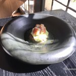 ラ・ボンヌターブル - 前菜を少し引いて撮影。