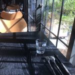 ラ・ボンヌターブル - 窓際の席。