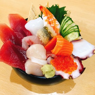 午餐的午餐700日元至1320日元。蛤蜊味增湯。附迷你水果