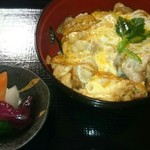 誠庵 - セットの親子丼。漬物も美味しい。