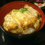 誠庵 - セットのカツ丼、肉厚です。