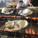 かき善 - 丁寧におじちゃんが殻をむいてくれました。