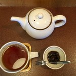 ジャム cafe 可鈴 - 食後のホットティー(今日はサービスでティーポットごと)