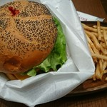 KUA `AINA - BBQ厚切りチェダーチーズバーガーセット。