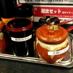 地獄の担担麺 天竜 - カウンターの香辛料。カレースパイスもあるみたい。