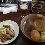 にこまる三代目 - お通しアジ揚げたて。おでん一個100円。