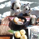 上野動物園 バードソング - お目当てのお弁当以外にもいろいろ買って来ちゃった～売店前の席に座って、いただきま～す！！ 