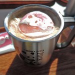 上野動物園 バードソング - まず、ドリンクは『数量限定！パンダマグdeパンダラテ2018』1000円。 親子パンダの絵が入った「もなか」がのってるよ。(「もなか」は餡は入っていません。皮のみ)。 