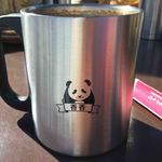 上野動物園 バードソング - マグ裏側には香香(シャンシャン)のイラストとお名前入り～このイラストがほんと、シャンシャンにそっくりなんだよねぇ。マグは持って帰れるので嬉しいね。宝物にしよう。 