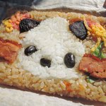 上野動物園 バードソング - そしてお目当ての『竹皮パンダ弁当』580円。ご飯は中華おこわ風。パンダの耳は甘辛く煮た椎茸、目と鼻は黒豆、手がチャーシュー、手に持ってる笹は絹さやだよ。デザイン性ばっちりだよね。やさしいお味の美味しいおこわ弁当でした。