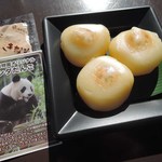 上野動物園 バードソング - 『上野動物園オリジナル パンダだんご』450円。表面にはうっすらとパンダのイラストが、、、パンダが食べてる栄養補助食のパンダ団子を人間用に作り直したものなんだって。三色団子みたいな素朴な味わいだよ。パンダ団子を食べるシンシンの写真入りカードが付いてます。 