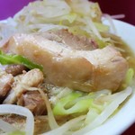 ラーメン二郎 - 豚の厚み
