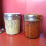 ラーメン二郎 - 卓上調味料