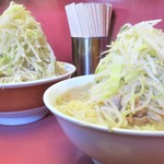 ラーメン二郎 - ＜参考＞大豚ヤサイ（奥）との比較
