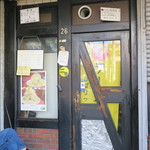 ラーメン二郎 - 開店前の入口