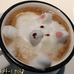 セピア カフェ - 3Dカプチーノ(600円)でフレーバーはさくら♪
3Dカプチーノはクマさんのようなワンちゃんのような可愛いのがこっちを見てる！
カプチーノは少々甘めかな♪ 飲んじゃうのも勿体ないんだけど癒された〜☆彡