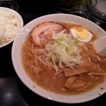 元楽 - 背脂たっぷりの特製元ラーメン。