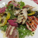 ビストロ アオキ - サラダには、生ハムとソテーしたスズキが。