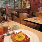 ガスト - コーンたっぷりピザトーストセット　421円