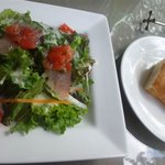 オステリア アックアインボッカ - サラダとフォカッチャ