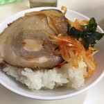 くるまやラーメン - ライスにチャーシューやねぎを乗せてチャーシュー丼に