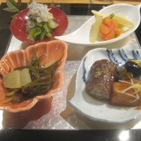 スダチ - 前菜（しらすと葉物の煮浸し、筍・蕗・京人参の炊き合わせ、松前煮、ゴボウの牛肉巻き・黒豆のきんとん？・あん肝）