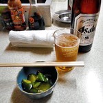 Kusaka - 瓶ビール ＆ お通し（キュウリの中華漬）