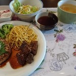 飛行船 富久山店 - ハンバーグ＆角切りステーキプレート。食べ応えあり。添えられてるパスタはカレー味。