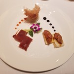 Shang Palace - 仔豚のロースト、蜂蜜ソースがけクリスピーフォアグラトースト、海老団子のカダイフ揚げ