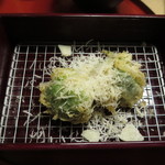 天ぷら やす田 - ブロッコリー天にパルミジャーノ・レッジャーノかけ