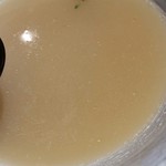らぁめんお～や - スープはこんな感じ
      鶏のうまみが詰め込まれてます！