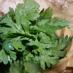 らぁめんお～や - 春菊
      苦手でしたがツーンと後からくるほろ苦味が癖になります( ☆∀☆)