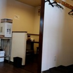 らぁめんお～や - セルフ類と奥にテーブル席もあります