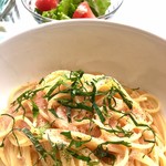 カルフールカフェ - 本日のランチ(明太子と大葉のパスタ)¥800(税込)ミニサラダ+ドリンク+ミニビスコッティ付き(2018/2現在)