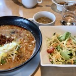 Yasai Chuu Kashi Sensai - ランチの坦々麺とサラダ
                      これに、お代わり自由のご飯と搾菜が付きます