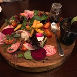 Bistro plein - 直送野菜の盛合せ：三種のソースで。バルサミコ酢ベース、イギリス産のマルドーの塩、ほうじ茶とオリーブを入れたマヨネーズ。